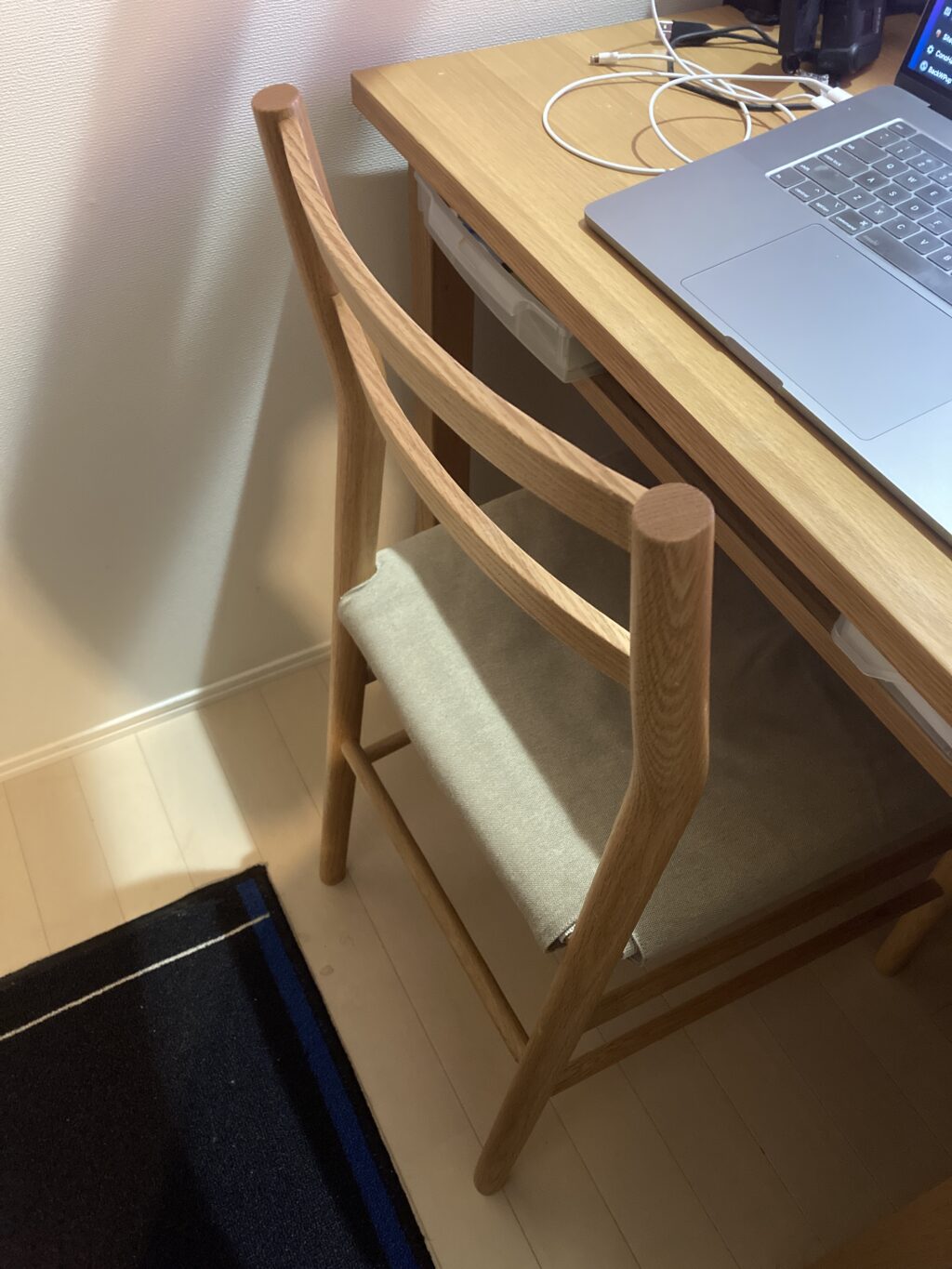 無印良品のオーク材でデスク周りを揃えていたので椅子もシンプルに同系統で済ませていました。